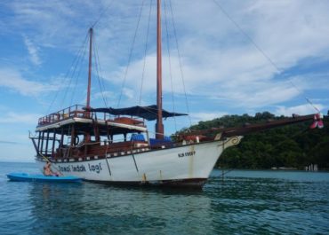 Yacht Rental Damai Lagi Front